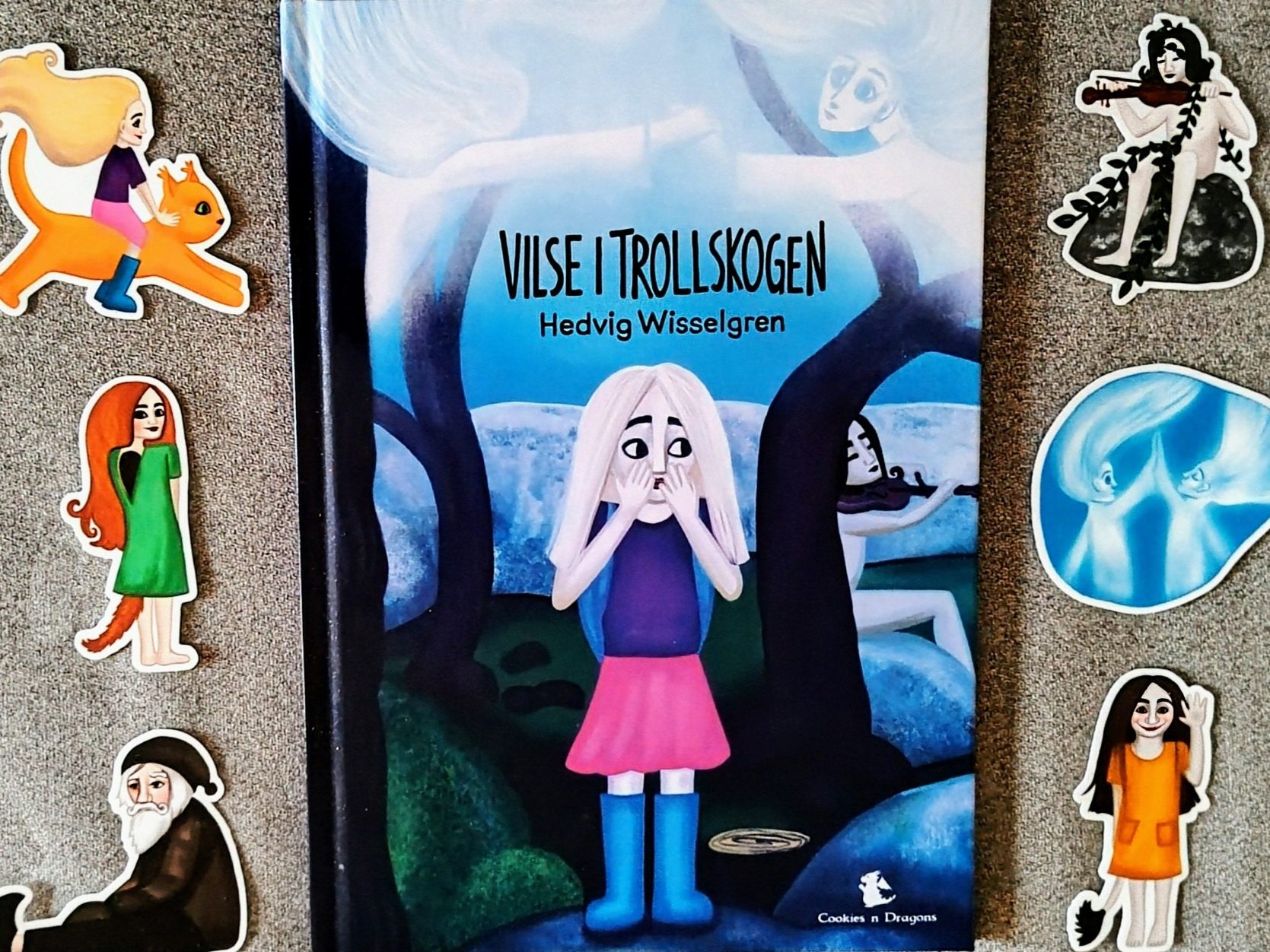 Barnboken Vilse i trollskogen och klistermärken med motiv från boken.